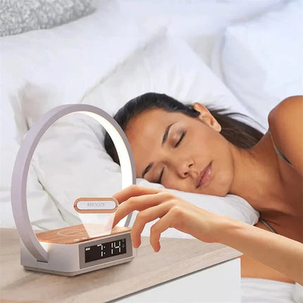 Lampe med klokke og trådløs lader