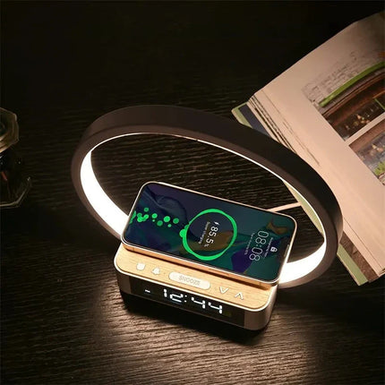 Lampe med klokke og trådløs lader