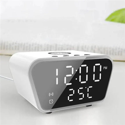 Digital vekkerklokke med induksjonslading