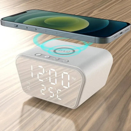 Digital vekkerklokke med induksjonslading