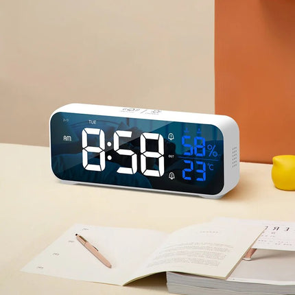 Hvit design vekkerklokke med LED-skjerm