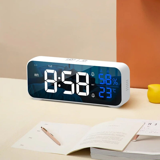 Hvit design vekkerklokke med LED-skjerm