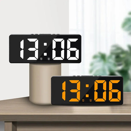 Moderne digital vekkerklokke med LED-display