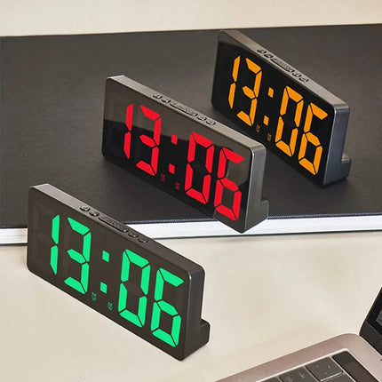 Moderne digital vekkerklokke med LED-display