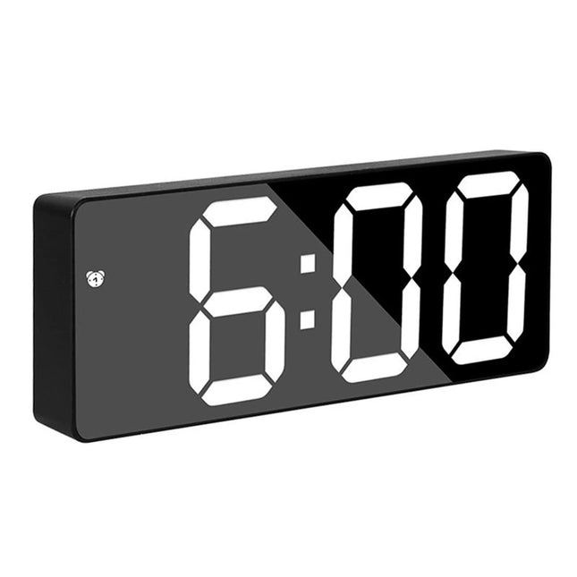 Digital vekkerklokke med store lysende tall