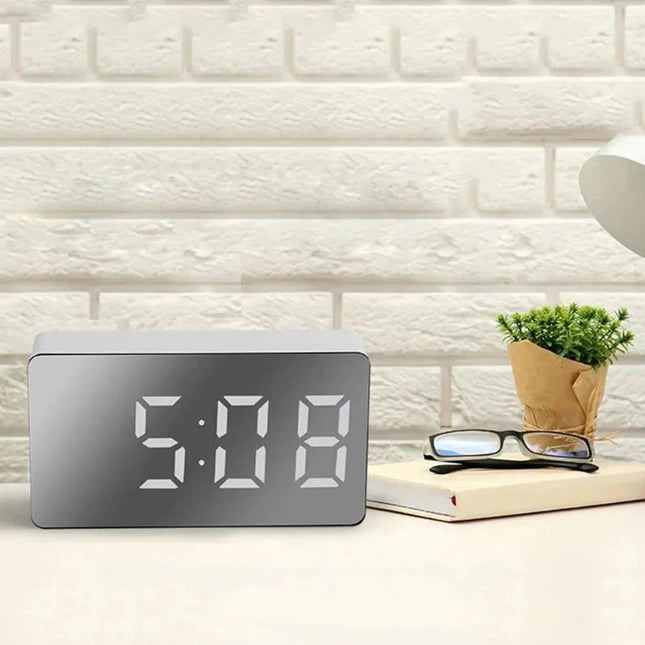 Enkel digital vekkerklokke med speilskjerm