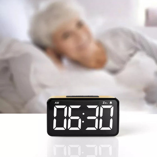 Digital vekkerklokke med store tall