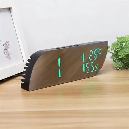 Batteridrevet digital vekkerklokke i trelook