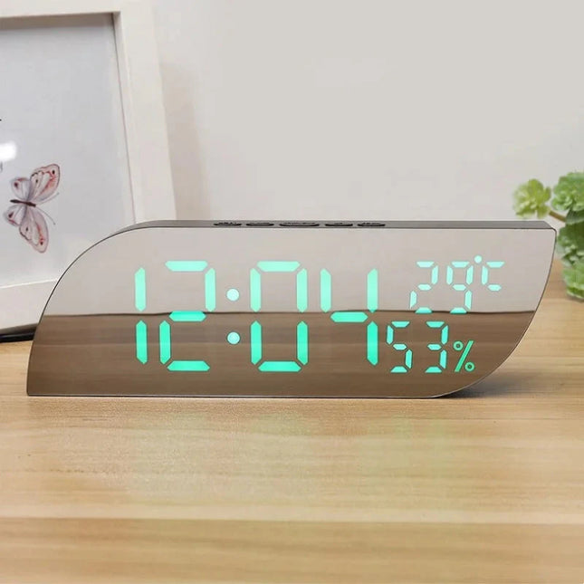 Batteridrevet digital vekkerklokke i trelook