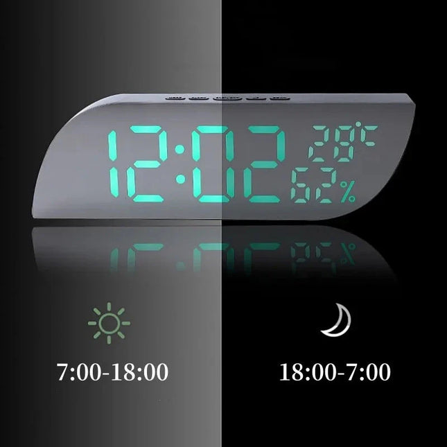 Batteridrevet digital vekkerklokke i trelook