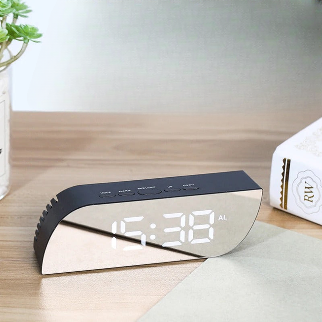 Digital vekkerklokke med speil display