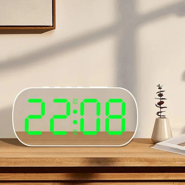 Digital speilklokke med store lysende tall