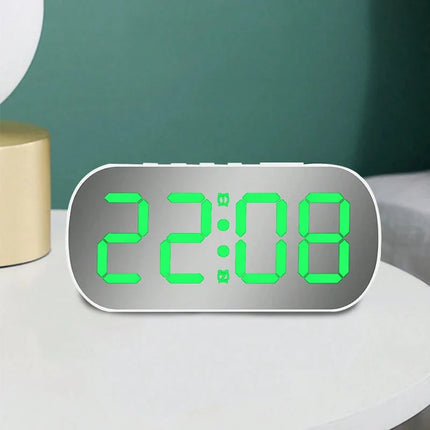 Digital speilklokke med store lysende tall