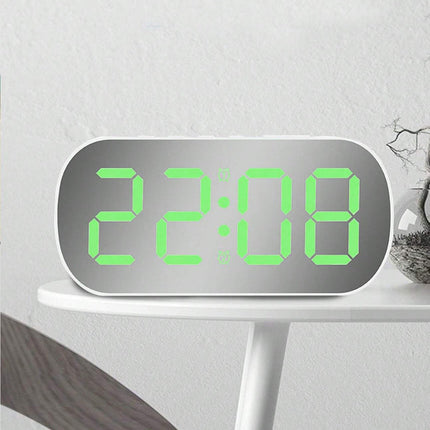 Digital speilklokke med store lysende tall