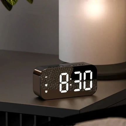 Moderne LED vekkerklokke med speiloverflate