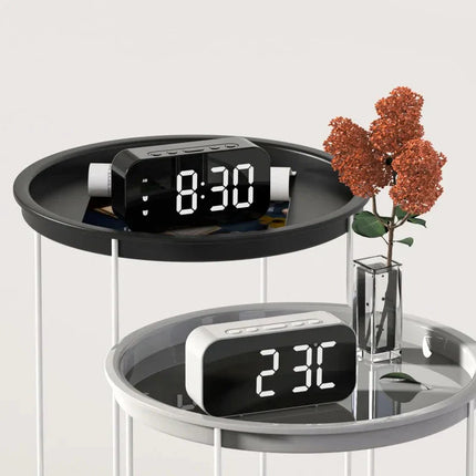 Moderne LED vekkerklokke med speiloverflate