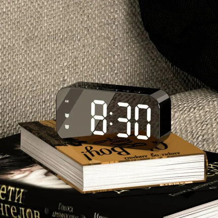 Moderne LED vekkerklokke med speiloverflate