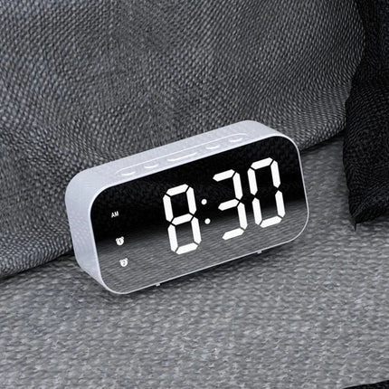 Moderne LED vekkerklokke med speiloverflate