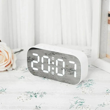 Digital speilklokke med strømadapter