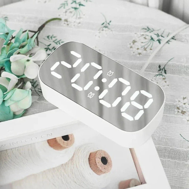 Digital speilklokke med strømadapter