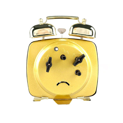 Liten mekanisk vekkerklokke med bjeller