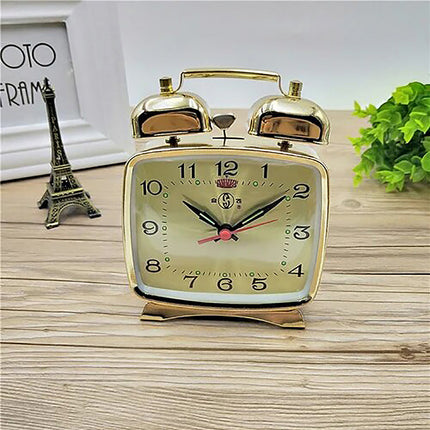 Liten mekanisk vekkerklokke med bjeller