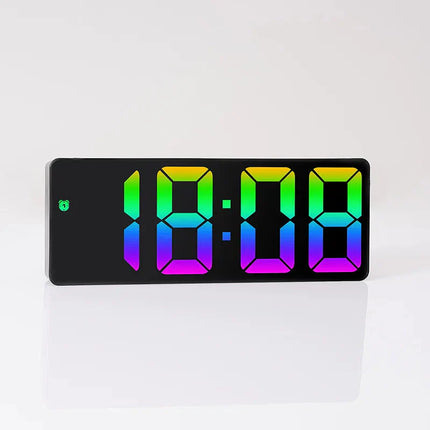 Digital vekkerklokke med fargerikt display