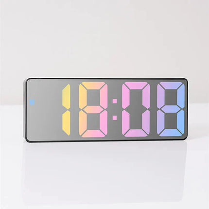Digital vekkerklokke med fargerikt display