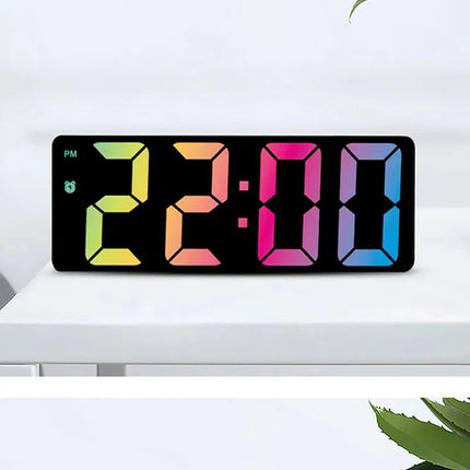 Digital vekkerklokke med fargerikt display