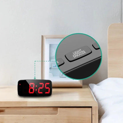 Digital vekkerklokke med røde tall