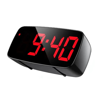 Digital vekkerklokke med røde tall