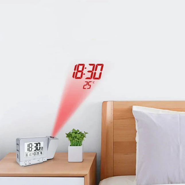 Digital vekkerklokke med tidsprojeksjon på vegg