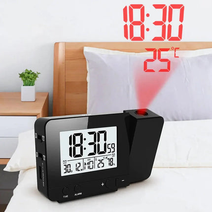 Digital vekkerklokke med tidsprojeksjon på vegg