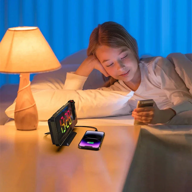 Strømdrevet vekkerklokke med speil og projeksjon