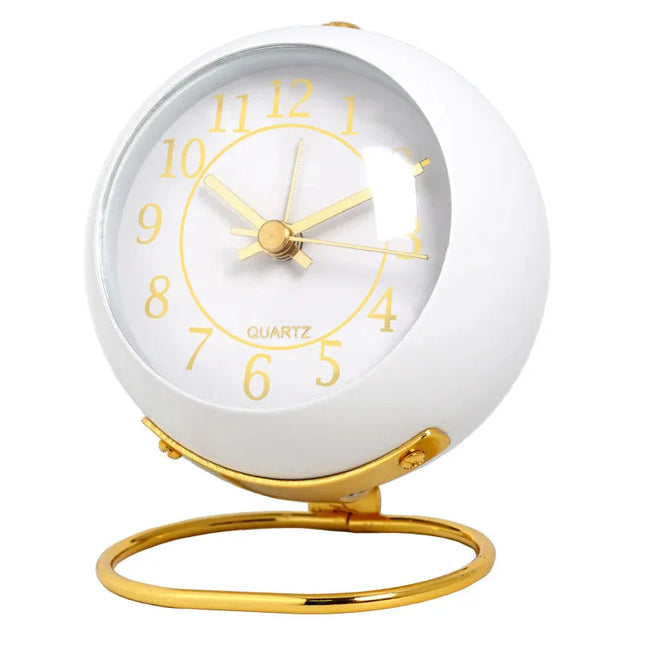 Hvit vintage vekkerklokke med gullstativ