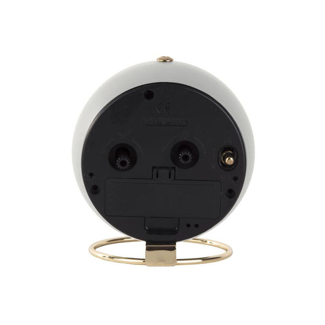 Hvit vintage vekkerklokke med gullstativ