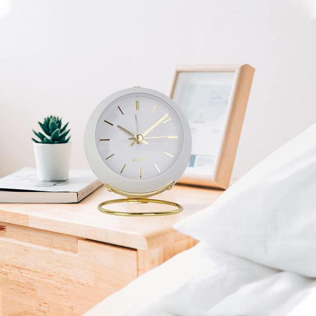 Hvit vintage vekkerklokke med gullstativ