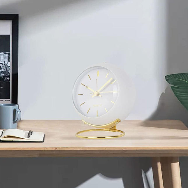 Hvit vintage vekkerklokke med gullstativ