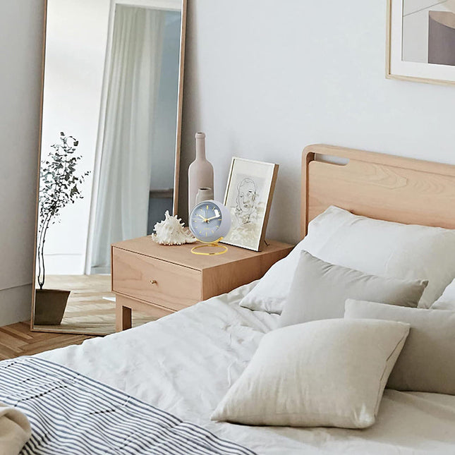 Blå retro bordklokke med gullstativ