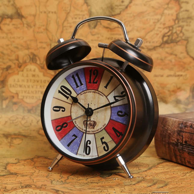 Retro vekkerklokke med fargerik urskive