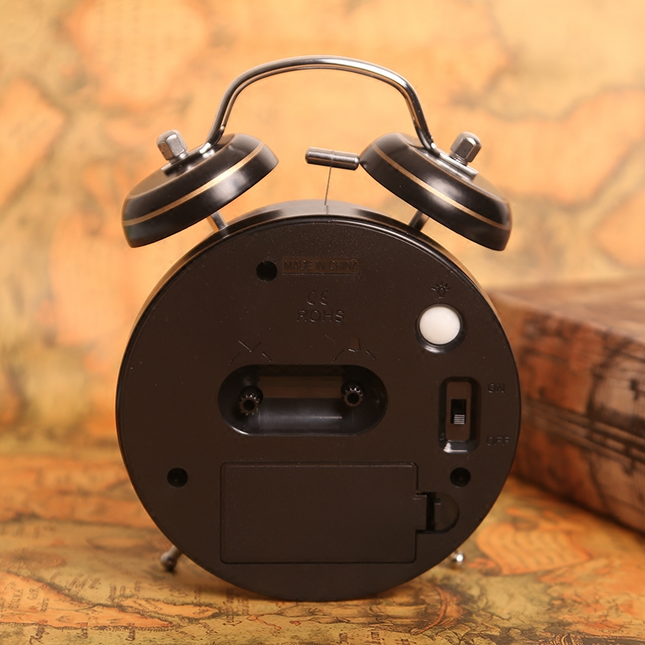 Retro vekkerklokke med fargerik urskive