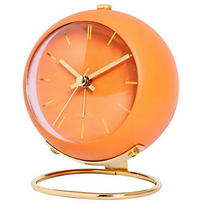 Oransje vintage vekkerklokke med gullstativ
