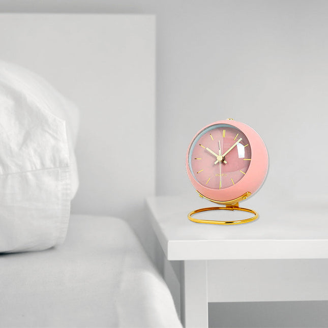 Rosa vintage vekkerklokke med gullstativ